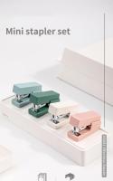 DELI Mini Stapler Set Máquina De Encuadernación Portátil Con Papel De Colores Uso De 24/6 26/6 Tornillos Suministros De Oficina Y Papelería Moda - details 0