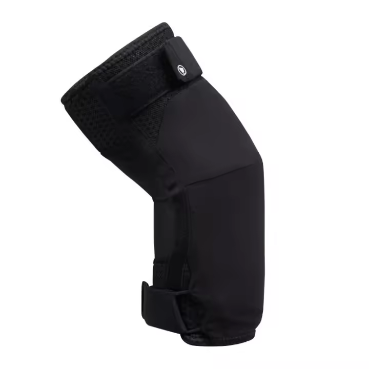 ENDURA | Coderas SINGLETRACK Negro - Diseño articulado con refuerzos laterales envolventes para mejorar el ajuste y la comodidad.
Grandes insertos de espuma multicapa con forma precurvada
Correas - 1