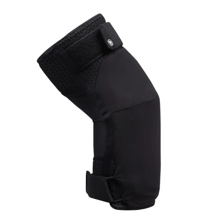ENDURA | Coderas SINGLETRACK Negro - Diseño articulado con refuerzos laterales envolventes para mejorar el ajuste y la comodidad.
Grandes insertos de espuma multicapa con forma precurvada
Correas - 1
