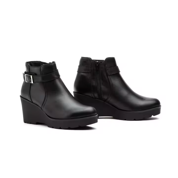 Mº8891 Negro  Hecho en España Botín Mujer Piel Negro Hebilla Cremallera Cuña Numeración: 35-41 Marca: JAM Descubre el confort y estilo que te brindan estos botines negros con cuña. Diseñados con un corte de piel premium, ofrecen una resistenc - 1