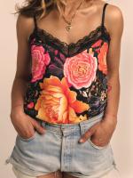Camiseta Lencera Chloe Aire Retro. La camiseta Lencera Chloe de Aire Retro es una prenda con un estilo único y mucha personalidad. Con tirantes regulables, detalle de encaje en el pecho y estampado total print. - details 3