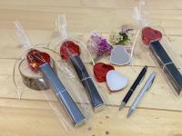 Lote de 10/15 bálsamo de labios en forma de corazón con espejo y bolígrafo de aluminio Antonio Miró en bolsa de regalo - Regalos para invitados de Boda, Comuniones, Bautizos, aniversarios, cumpleaños - details 6