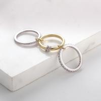 Anillo de eslabones entrelazados en oro bañado, con circonitas y múltiples elementos bicolor - details 2