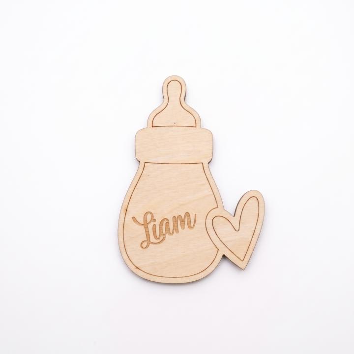 Marcasitios de Madera Personalizado Biberón con Corazón Troquelia | Marcasitios para Bautizo, Baby Shower y Cumpleaños | Identificador de Mesa con Nombre Grabado a Láser | Recuerdo para Invitados 80x72 mm