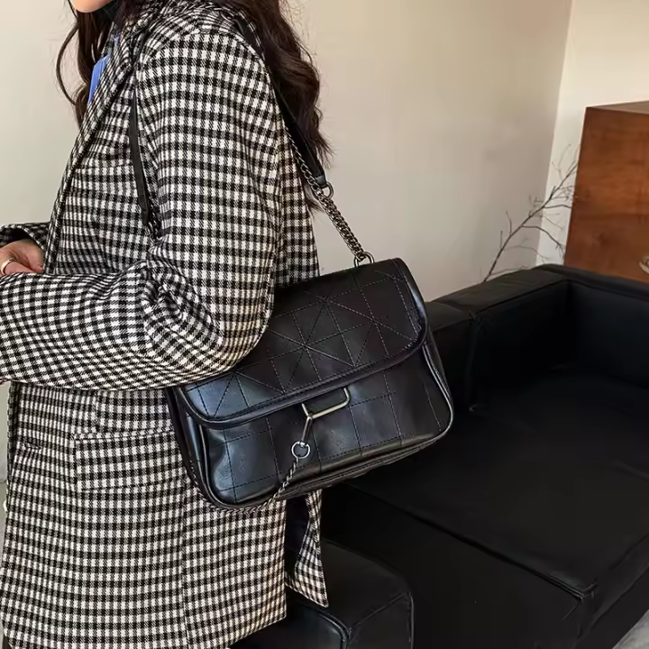 Nueva Bolso De Hombro Para Mujer De Moda Versátil Y De Lujo Con Cadena Gran Capacidad Bolsa Lingge Bolso Mensajero Casual De PU Con Lining De Poliéster - 1