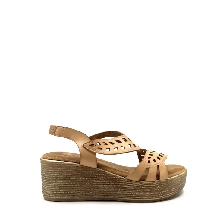 Maëlian - Sandalia Atlanta - cuña de 6 cm y plantilla almohadillada para mayor confort en los pies. Diseño de tiras cruzadas al pie en forma de hojas troqueladas que le dan un toque espectacular. - 1