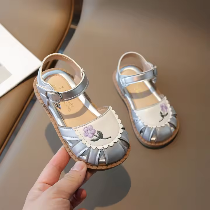Sandalias De Cuero Para Niñas Princesa Verano 2024 Casual Versátil Retro Sin Tacón Bordado De Flores Suave Suela Medias - 1