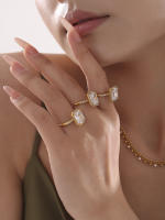 Encanto Anillo cuadrado de circón blanco para mujer, anillo de dedo de promesa de pareja chapado en oro de acero inoxidable de alta calidad, accesorios de boda de lujo, no se decolora, anillo de dedo índice de lujo ligero a la moda de acero de titanio - details 0