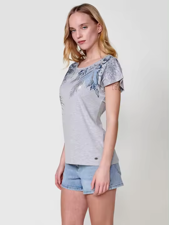 Koroshi Camiseta manga corta con escote redondo y estampado posicional floral con detalles foil y placa metálica con logo Koröshi en el bajo para mujer de color gris claro - 1