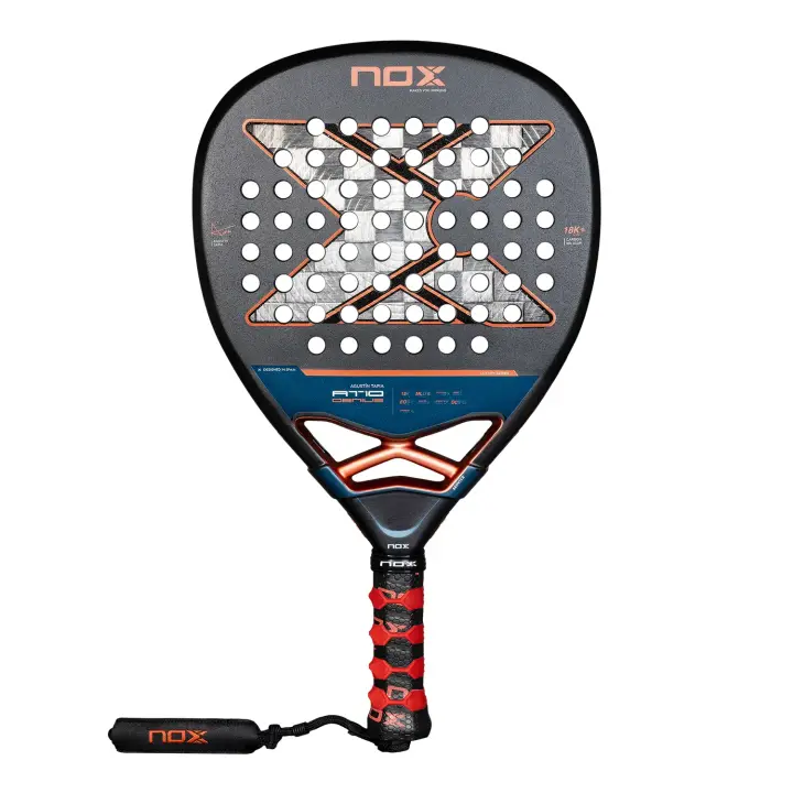 NOX AT10 GENIUS ATTACK 18K ALUM BY AGUSTIN TAPIA 2025, combina potencia y control, ideal para jugadores avanzados que buscan un rendimiento óptimo. Con tecnologías avanzadas y diseño exclusivo, destaca en la pista. - 1