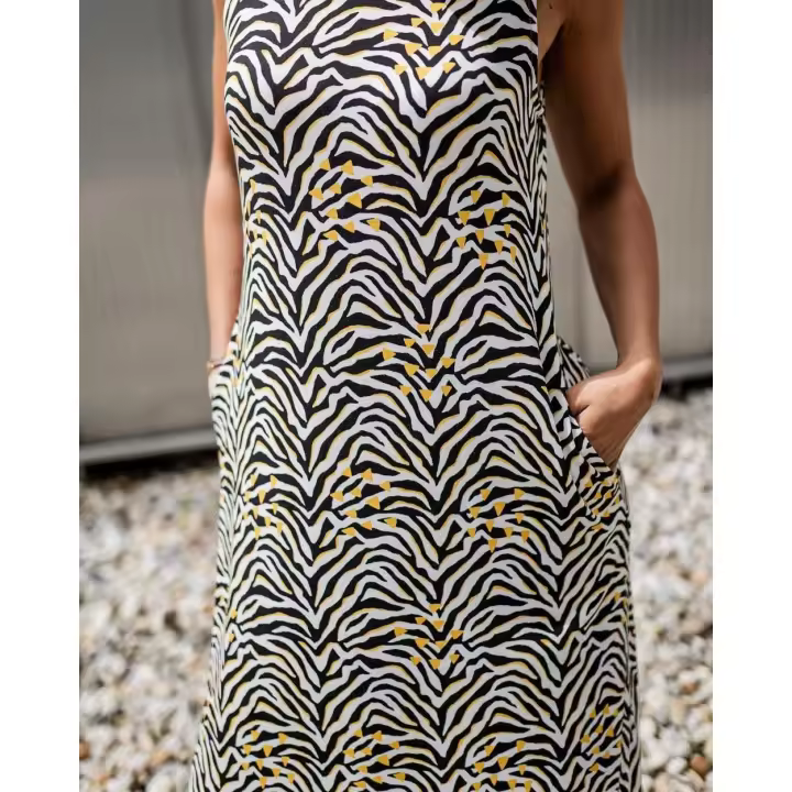 Vestido cebra de Mad Influence. Vestido muy cómodo y con total print en blanco y negro con detalles en amarillos - 1
