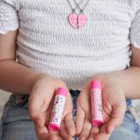 INCA 2 Brillos de labios en formato barrita para Niñas  + 2 Colgantes Corazón Best Friends Forever - 2 Unidades Iguales de Lip Gloss + 2 Colgantes con Medio Corazón para Niña ¡Para lucir radiante y compartir con tus mejores amigas! - Bálsamo Labial Niña. - details 3