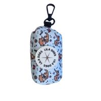 Porta bolsas para bolsas de excrementos de mascota. Con apertura de goma para sacar las bolsas una  a una y cremallera trasera para introducir el recambio. Incluye un recambio de bolsas de regalo. Marca Lila Dogs - details 2