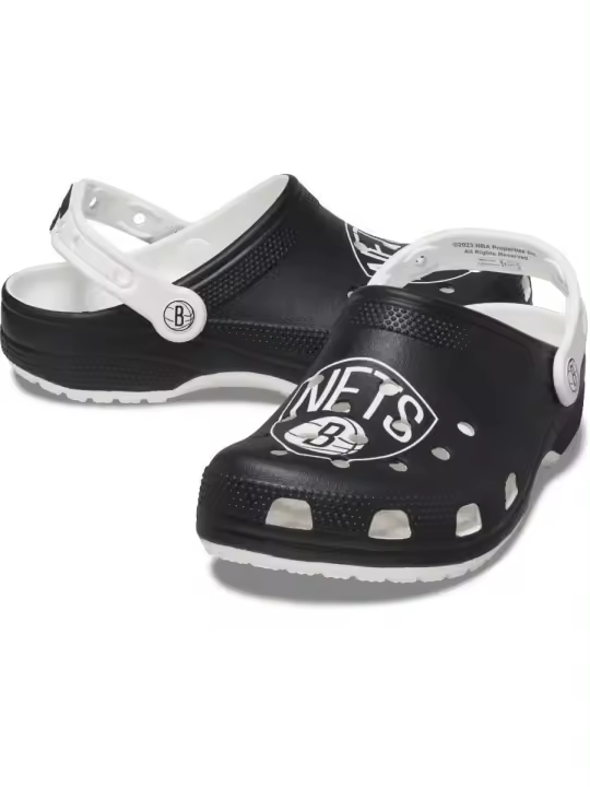 NBA Brooklyn Nets Classic Clog U de Crocs, comodidad y estilo en cada paso. Diseño ergonómico, ideal para el día a día y actividades al aire libre. - 1