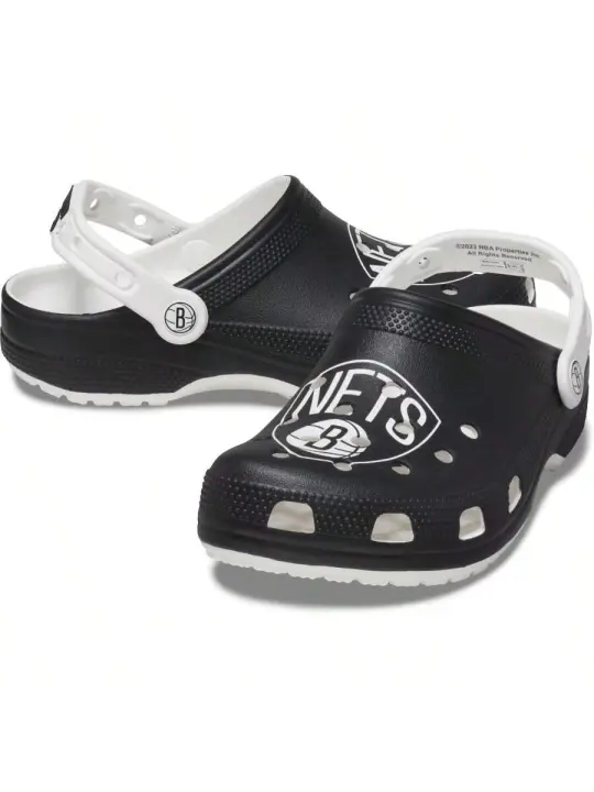 NBA Brooklyn Nets Classic Clog U de Crocs, comodidad y estilo en cada paso. Diseño ergonómico, ideal para el día a día y actividades al aire libre. - 1