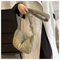 Bolso De Mano Plegable Para Mujer Con Gran Capacidad Y Cierre De Cremallera Estilo Casual Bolsa De Hombro Con Capa De Algodón Acolchado Bolsa Mensajera Moda - details 15
