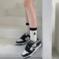 Calcetines De Mujer Estilo Casual Breto Negro Blanco Algodón Transpirable Medio Torsionado Bordado Letras Suaves Para Otoño - details 5