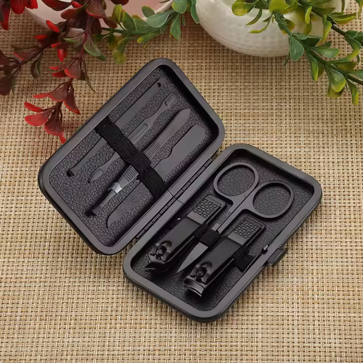 Kit De Manicura Y Pedicura Deluxe Con Aretes De Acero Inoxidable Cortauñas Y Eliminador De Piel Muerta Incluye Portátil - 1