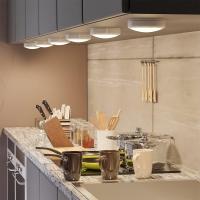 Luz de control remoto RGB de 2,42 pulgadas, luz LED que cambia de color, funciona con batería regulable, luz inalámbrica debajo del gabinete, 13 colores, 100 horas de duración de la batería, con temporizador y memoria (blanco) - details 3