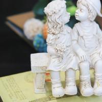Estatua De Resina De Pareja De Niños Sentados Y Besándose Decoración De Jardín Al Aire Libre Adorno De Patio Estilo Clásico - details 5
