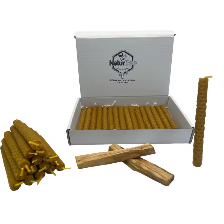 NaturBee-25 Velas de Miel de Abeja + Palo Santo para Rituales 100% Natural Cera Pura(25 Velas 11,5 cm x .1 cm aprox. y 2 Palo Santo) - Hechas a Mano - Origen España Sierra de La Culebra Zamora - SIN PARAFINA - 1