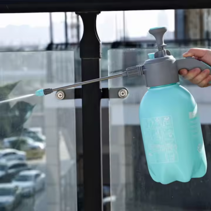 Botella De Riego De Jardín Grande 2L Con Boquilla Ajustable Y Extensa Bomba De Agua Para Jardín Herramienta De Jardinería Portátil - 1