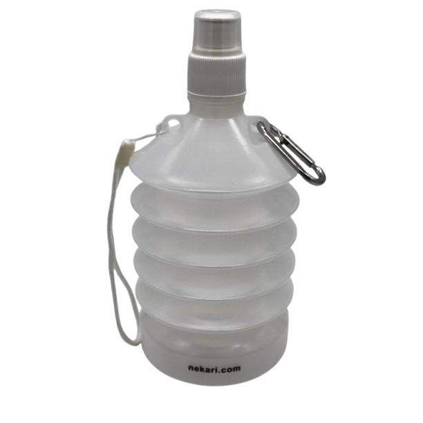 Nekari.com - Botella higienizante plegable para limpieza de pipí / orines de perro en exteriores - Mantén las calles limpias - 660 ml de capacidad - Fácil Transporte - Con mosquetón y correa de mano - Material reciclable