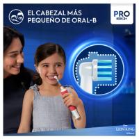 Oral-B Pro Kids - Cepillo de dientes eléctrico para niños a partir de 3 años, incluye modo Sensitiv+ para cuidado dental, cerdas extrasuaves, 1 cabezal de repuesto, 1 estuche de viaje, color blanco【ROUA】 - details 1