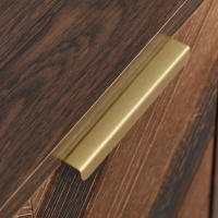 Aparador, exclusivo aparador de Tres Puertas con detalles elegantes y Espacio de almacenamiento Amplio. La Puerta está hecha de Chapa de Madera maciza Y tiene una sensación cóncava y convexa. Incluye laminado. Gabinete pequeño de Oro G - details 1