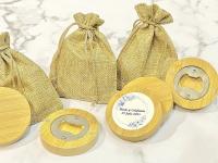 abridor de bambu magnetico personalizado con bolsa de yute detalles para invitados de boda originales regalos originales para boda comuniones bautizo aniversarios cumpleaños detalles originales para invitados - details 1