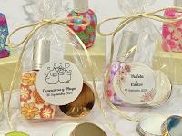 bálsamo de labios aroma vainilla y atomizador de cristal en bolsa de regalo con lazo y pegatina personalizada de boda regalos originales para invitados de boda personalizados detalles para invitadas de boda - details 4