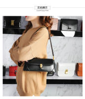 Bolso De Hombro Retro Para Mujer De Cuero Genuino Color Sólido Versátil Para Primavera Y Verano Diseño Nítido Porta Llaves - details 3