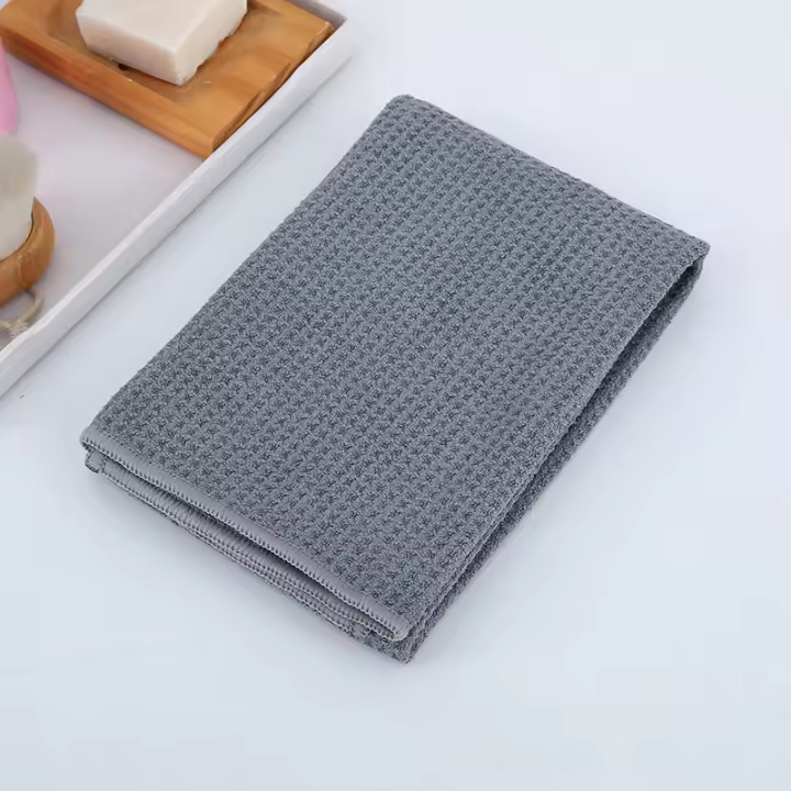 Toalla de golf en oferta. Material gofre con hebilla metálica y logotipo bordado. - 1