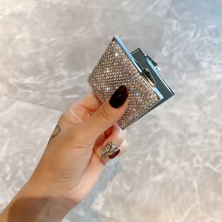 Espejo de maquillaje plegable de doble cara, tamaño de bolsillo, con decoración de diamantes de imitación, compacto para el hogar, viajes y uso al aire libre. - 1