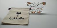 Figura Decorativa de Mariposa con Mensaje Emotivo para Mamá.  Material Acrílico Transparente,  11 x 9 cm con Caja de Regalo. Presentación en caja kraft con virutas, lista para emocionar. Lukkalia - Kids and Us. LKKMa2 - details 0