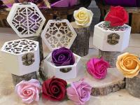 Lote de 12/18 baúl de madera troquelado hexagonal con rosas de jabón perfumadas - regalos para boda comuniones aniversarios bautizos, caja joyero de madera para regalos para invitadas de boda aniversarios cumpleaños bautizos comuniones - details 3