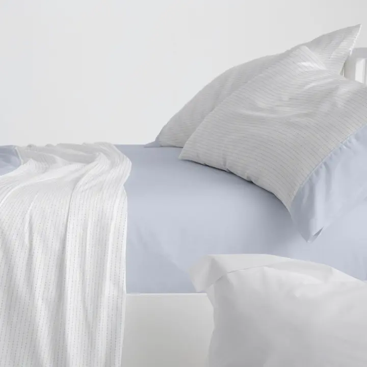 Juego Sábanas Franela Diseño 573. BURRITO BLANCO. Incluye sábana encimera, bajera y 1/2 fundas de almohadas. Estampado geométrico de líneas .Disponible en color  Azul y gris. 100% Algodón. Tamaños 90, 105, 135, 150, 150-160, 180 y 200cm - 1
