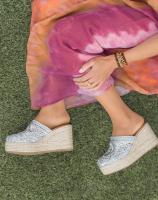 Lyla Wang Sandalias zueco mujer con cuña alta de espartos y plataforma con diseño crochet - details 2