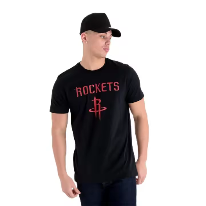 NOS NBA REGULAR TEE HOUROC BLK: Camiseta NBA Houston Rockets, en negro, perfecta para los fanáticos de los Rockets que desean una camiseta cómoda y moderna que muestre su apoyo al equipo. ✅ Entrega 24/72h a España (península). - 1