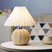 BIT Lámpara de mesa con falda plisada, lámpara de mesita de noche moderna con pantalla beige, base de metal de ratán, lámpara de mesa para dormitorio, sala de estar, decoración de oficina en casa con bombilla E12 - details 3