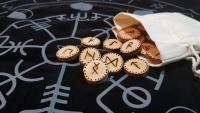 Runas de Madera Mundo Vikingo / Pirograbado a mano / Futhark Antiguo / Tarot y esoterismo / Magia y oráculo / Vikings / Vikingos / Mitologia Nordica / Loki / Thor / Ragnar Lothbrok / Escudera / Edad Media / Medieval / Runas vikingas / Ragnarök / Odin - details 3