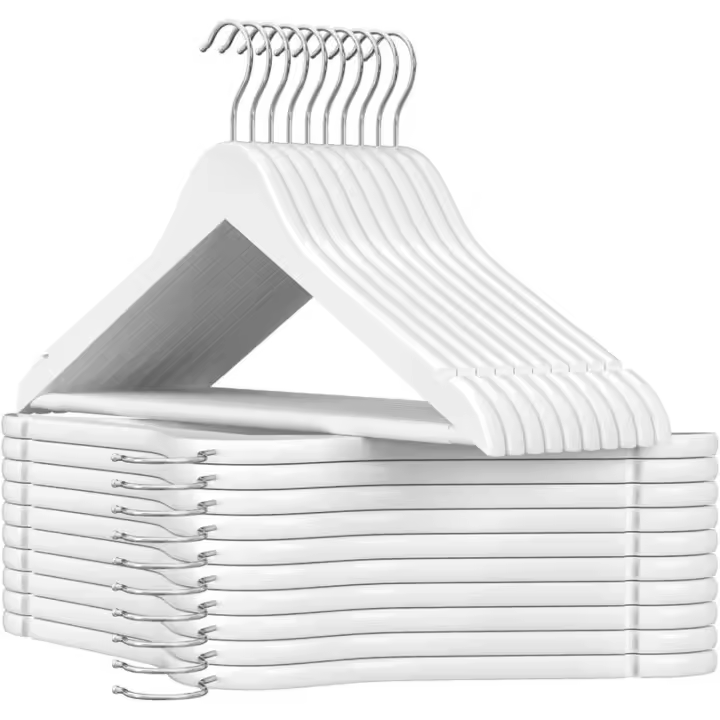 YUNIK HOME- Perchas de Madera Natural o Blanco Disponible en Pack 6/12/24/48 Unidades, Gancho Giratorio de 360°, Cortes Alrededor de los Hombros, Colgador Antideslizante para Chaquetas, camisetas, abrigos, Pantalones Evita las Muescas de Camisas, Vestidos - 1