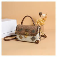 Bolso De Hombro Para Mujer Estilo Retro Con Decoración De Insignia De Oso Exquisito Bolso Cruzado De PU Suave Con Lining De Poliéster - details 19