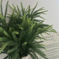 Corona De Piñon Artificial De Navidad De 45 CM Ramas Verdes Falsas De Pino Norfolk Para Decoración Interior De Hogar Y Exteriores - details 5