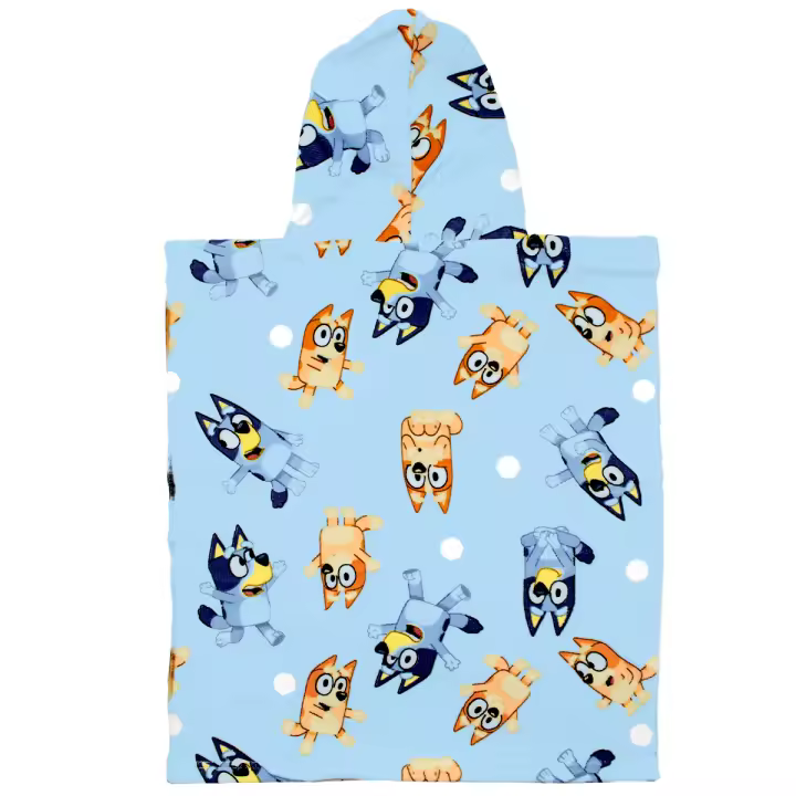 Poncho Bluey y Bingo con Capucha 100% Poliéster 50 x 115 cm para Niños Toalla de Playa, Piscina, Toalla de Baño Niña Niño Color Azul Regalo para Peques | Producto Oficial - 1
