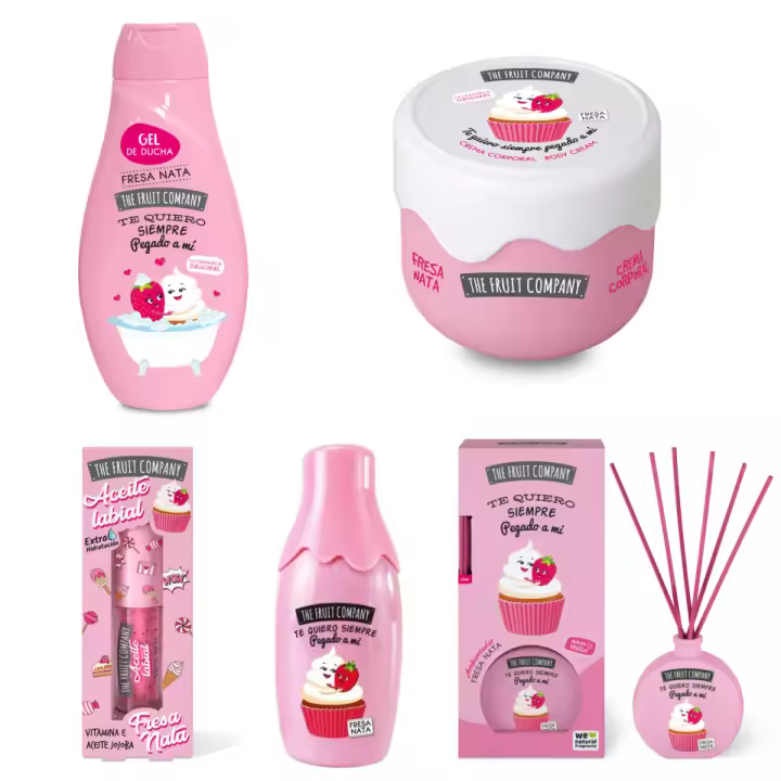 CAJA MINI FRESA Y NATA Gel de ducha + Crema corporal + Eau de toilette + Mikado + Ambientador multiusos "The fruit company" - 1