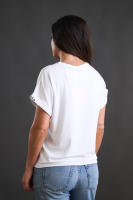 Camiseta básica blanca "actitud +" de Anabel Lee. Camiseta básica con mucha caída, de viscosa, con detalles bordados - details 2