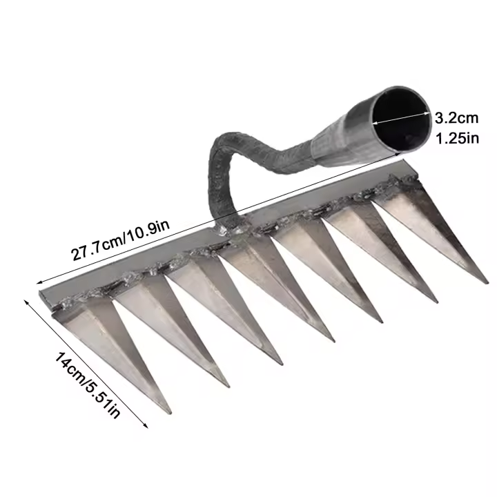 Rastrillo de paja de metal para jardinería. - 1