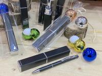 Lote de 10 Bolígrafos Antonio Miró de aluminio con un balsamo de labios aroma vainilla surtidos colores con en un elegante estuche de aluminio - regalos para invitados de boda comuniones bautizos aniversarios detalles originales para invitadas de boda - details 4