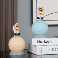 Lámpara Nocturna De Luna Con Astronauta Colgante Decoración Para El Hogar Regalo De Fiesta Para Niños Luz Suave Para Dormitorio - details 2